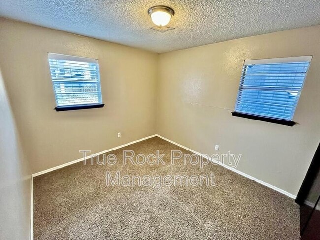 Building Photo - 928 Charles Dr