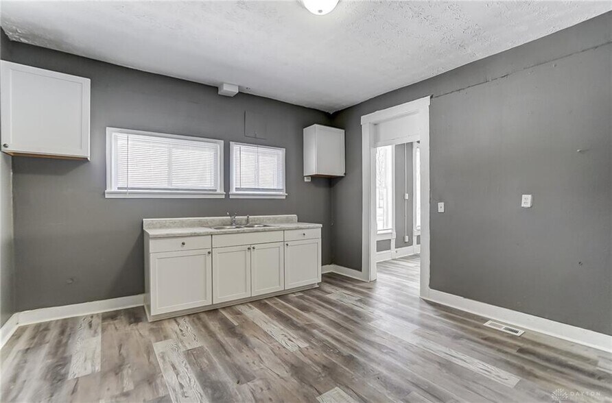 Building Photo - 810 Innisfallen Ave