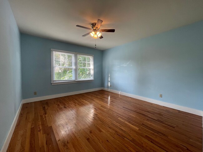 Building Photo - 4 BR Home only 2 blocks from Lake Eola Par...