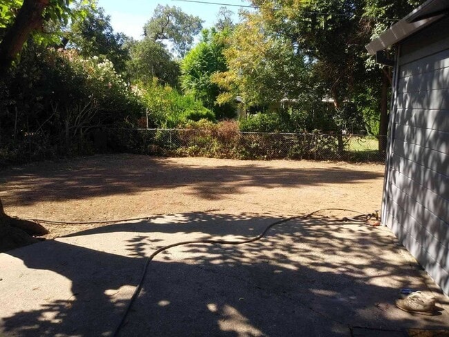 Building Photo - BEAUTIFUL HOME ON LARGE LOT W/ ADDITIONAL OFFICE SPACE