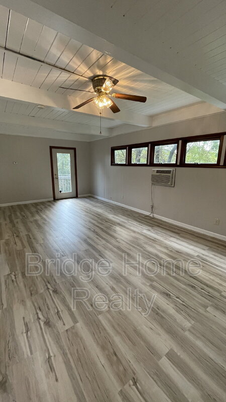 Building Photo - 366 White Ave