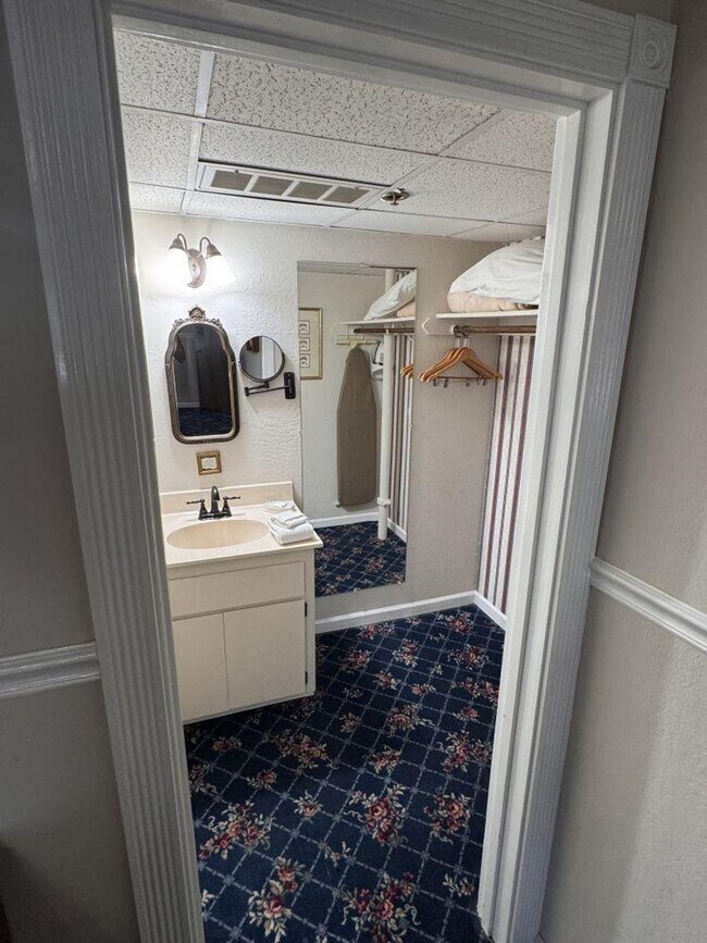 Building Photo - 300 Main St