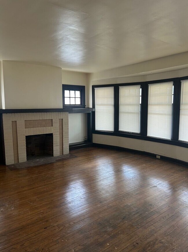 Building Photo - 1547 Hillcrest Rd