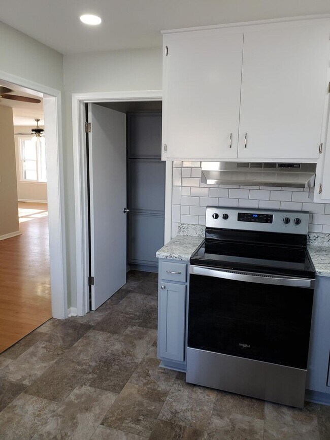 Building Photo - Like New 3 bedroom 1.5 bath  Ranch Near Ke...