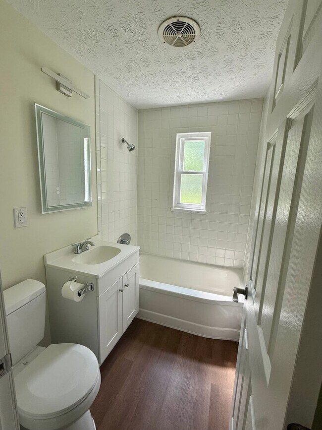 Building Photo - Fully Remodeled 2BR/1BA Ranch