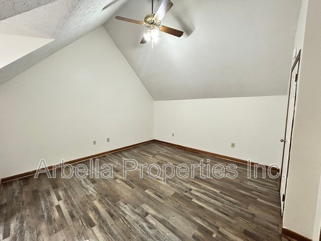 Building Photo - 1045 Surmont Ct