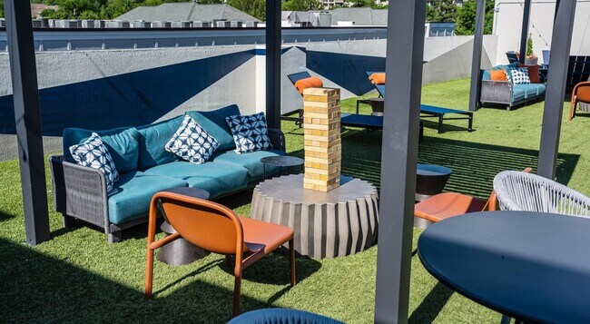 Building Photo - 900 E Six Forks Rd