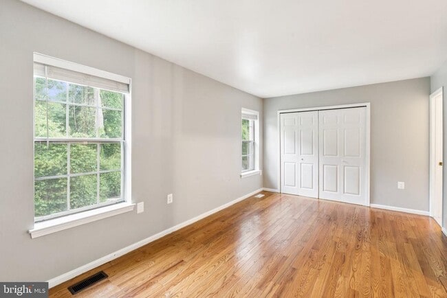 Building Photo - 5790 Burke Towne Ct