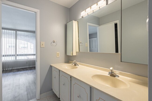 Building Photo - 2 BR/1.5 BA | 1,200 Sq. Ft. | One Block to Metro