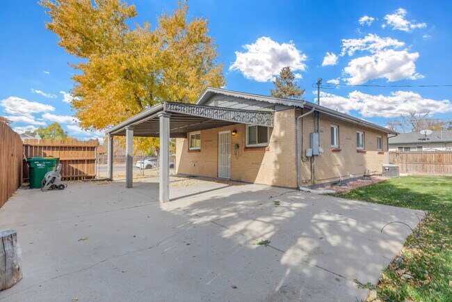 Building Photo - 1230 S Pierce St