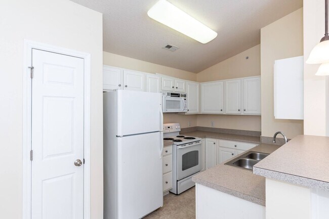 Building Photo - TWO BEDROOM HOME!