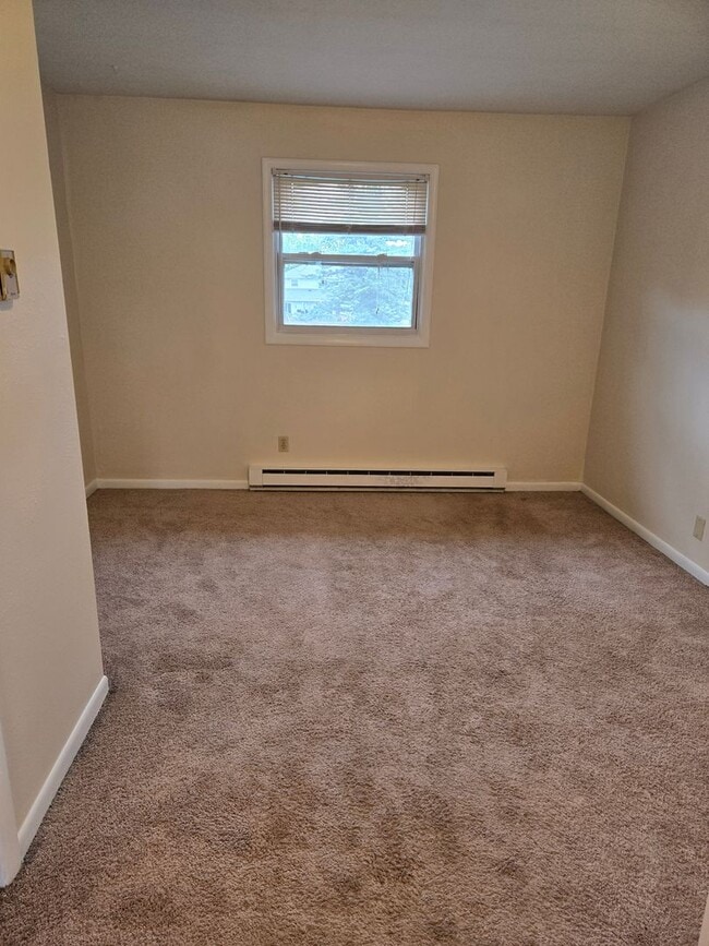 Building Photo - Large 2 Bdrm/2 Bath Condo 1 mile from Lake...