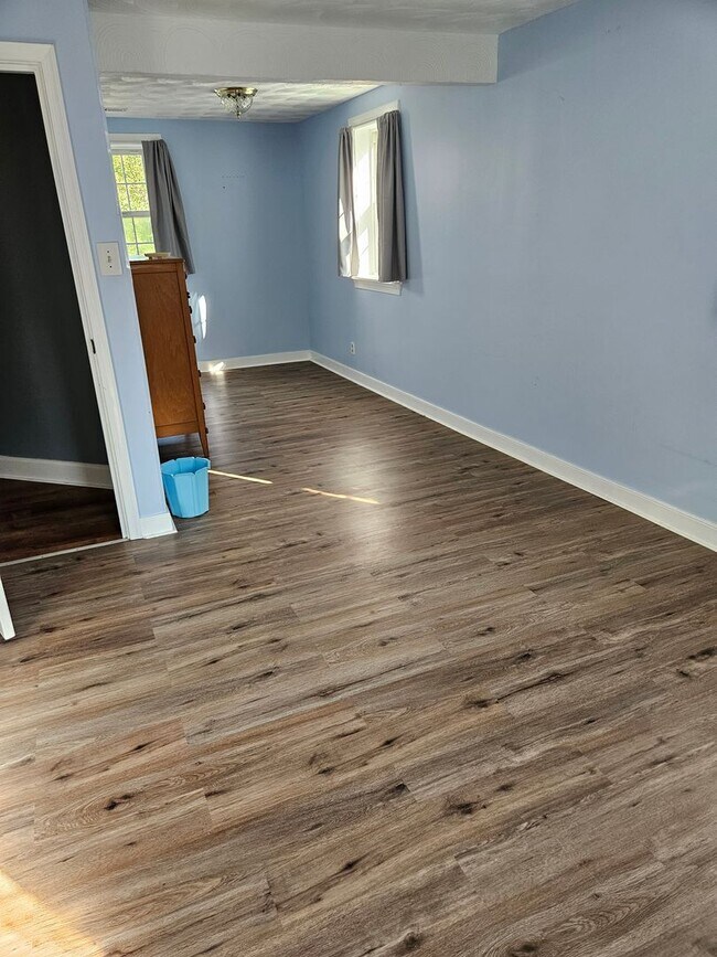 Building Photo - 3 Bedroom, 2 bath Home with Garage in New ...
