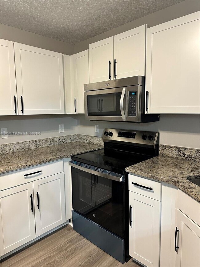 Building Photo - 3200 Sabal Palms Ct
