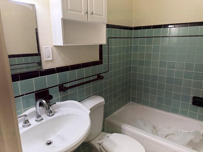 Building Photo - 2843 2nd Ave S