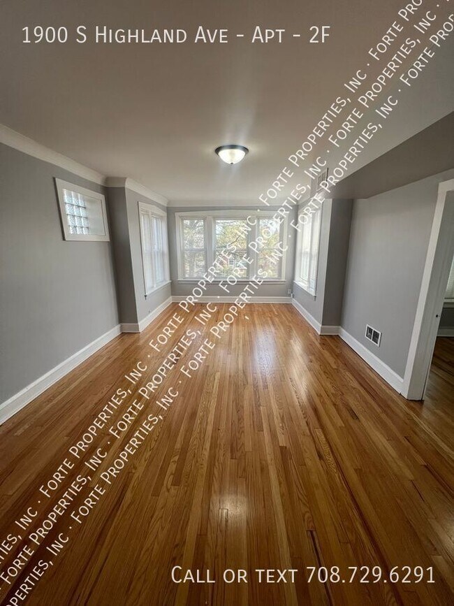 Building Photo - Top Unit with 2 beds/1bath