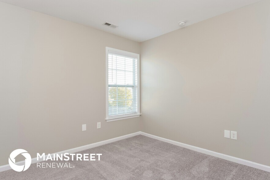 Building Photo - 907 Red Oak Tree Dr