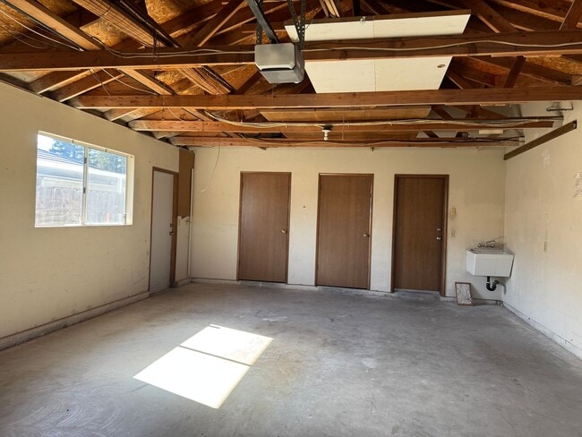 Building Photo - 6517 N San Pedro Ave