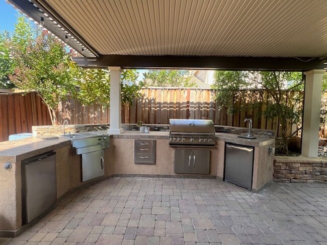 Building Photo - STUNNING & SPACIOUS 4 BEDROOM IN W. ROSEVI...