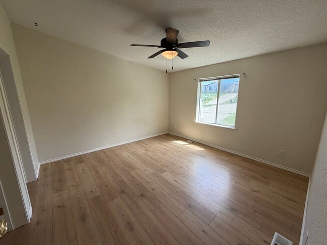 Building Photo - Three Bedroom with Gorgeous Views!