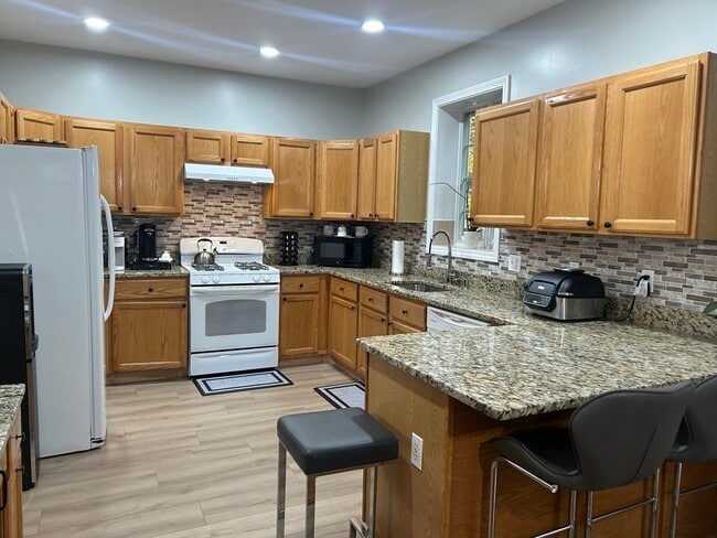 Building Photo - 6 Candlewood Ln