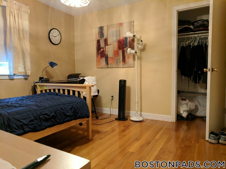 Building Photo - 92 Sylvia St