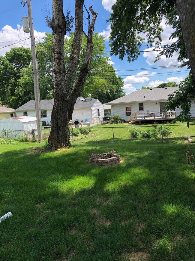 Building Photo - Large 4 bedroom 2 bath home right off of West Center