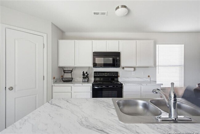 Building Photo - 913 Sapphire Stone Ln