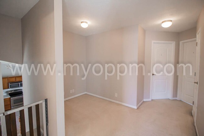 Building Photo - Spacious 3 Bedroom house at 168th and Maple