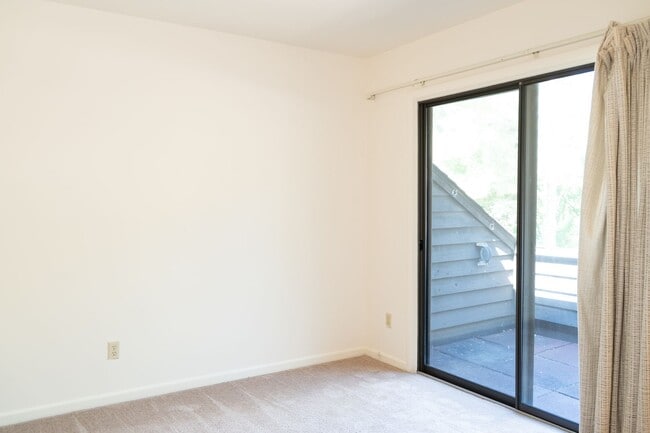 Building Photo - 2 Bedroom Townhouse Available in July