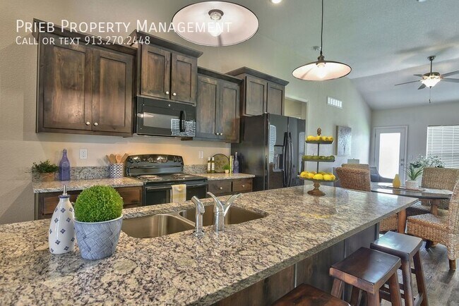 Building Photo - 443 W Apache St