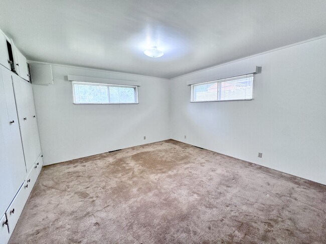 Building Photo - 501 E Sumac Ave