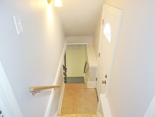 Building Photo - 3 Bed - 1 Bath Colonial is available for Rent!