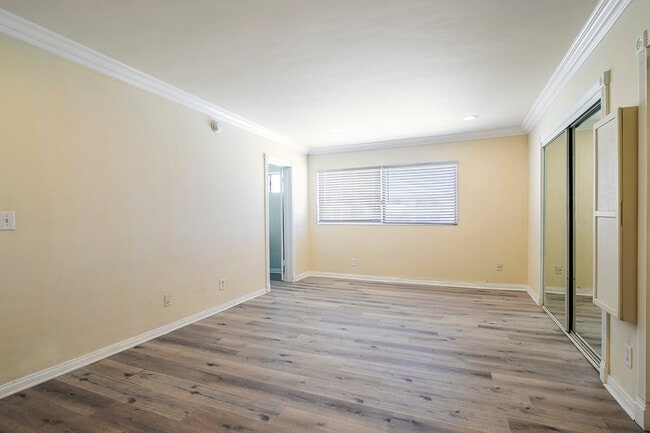 Building Photo - 5354 Lindley Ave