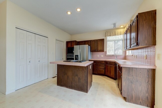 Building Photo - Spacious Parkway South Home with Walk-Out Basement & Large Backyard