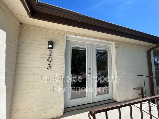 Building Photo - 4004 Ridglea Country Club Dr
