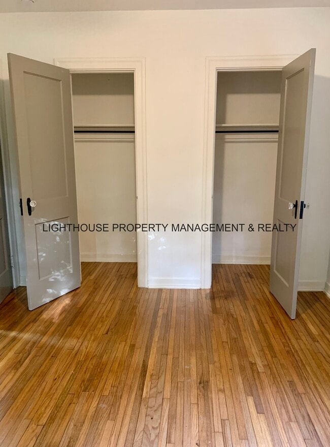 Building Photo - Renovated 2 Bed/2 Bath Home! Fantastic Loc...