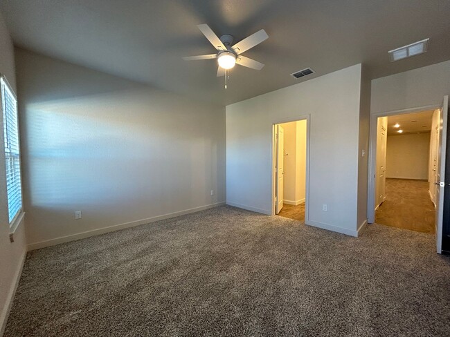 Building Photo - Luxury Townhome in Abbey Glen Community!