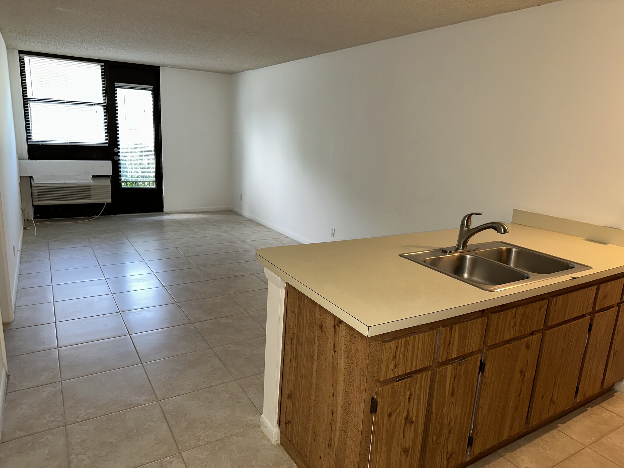 Building Photo - 2771 Riverside Dr