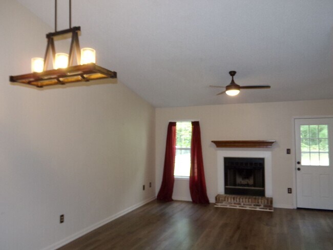Building Photo - 127 Village Ct