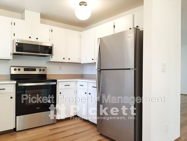 Building Photo - 6451 Lewis NE Dr
