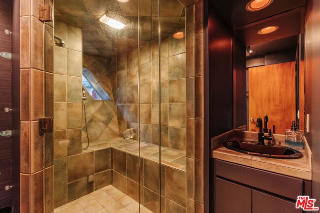 Building Photo - 6894 Pacific View Dr