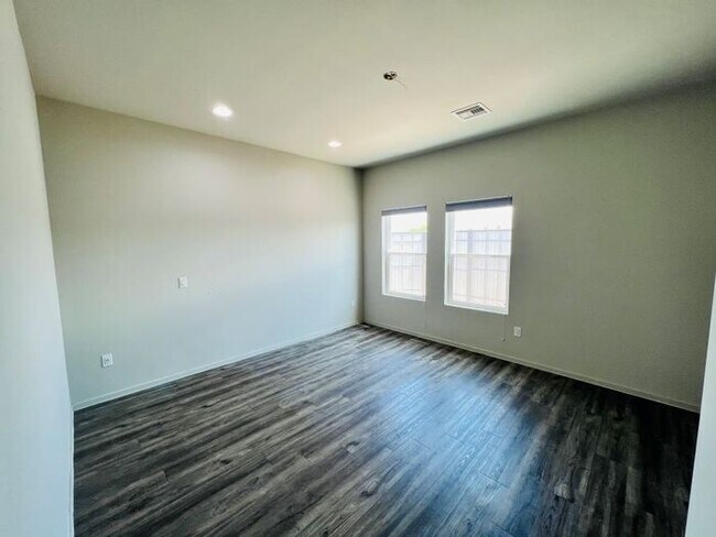 Building Photo - For Rent