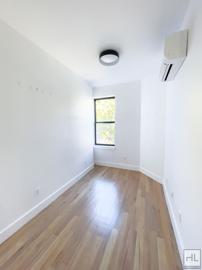 Building Photo - GRAHAM AVENUE / Williamsburg / Spacious 3-...