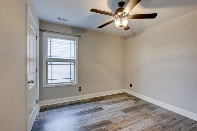 Building Photo - Sharp 3bed 2 ba.  upgrades throughout.