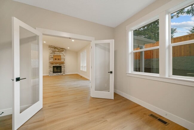 Building Photo - 3Bd/2Ba Single Story Home - Available earl...