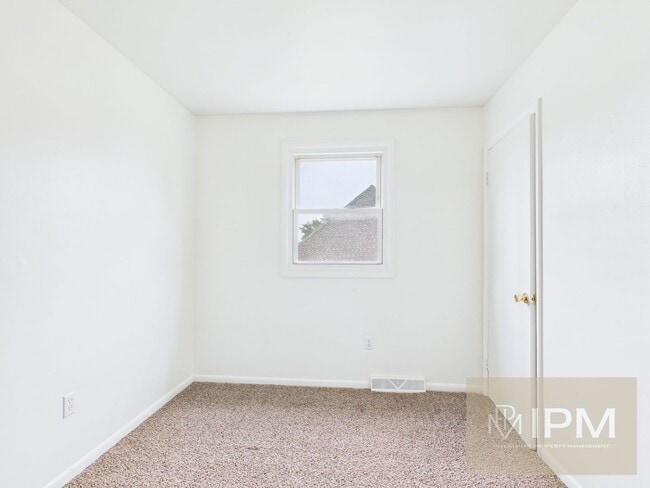 Building Photo - Available Now! Cozy 3 Bedroom, 1 Bath Town...