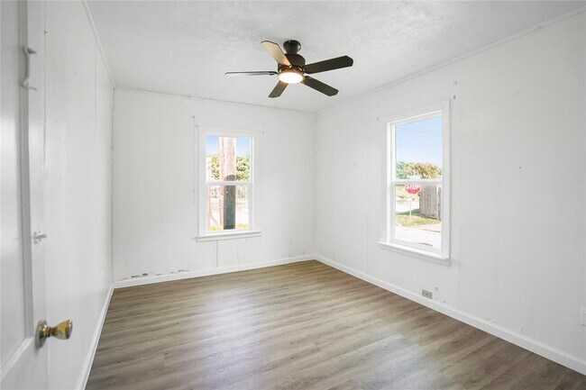 Building Photo - 3001 Amboy St