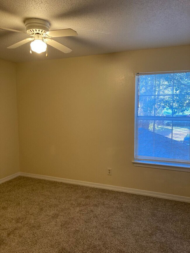 Building Photo - 695 Lloyd St