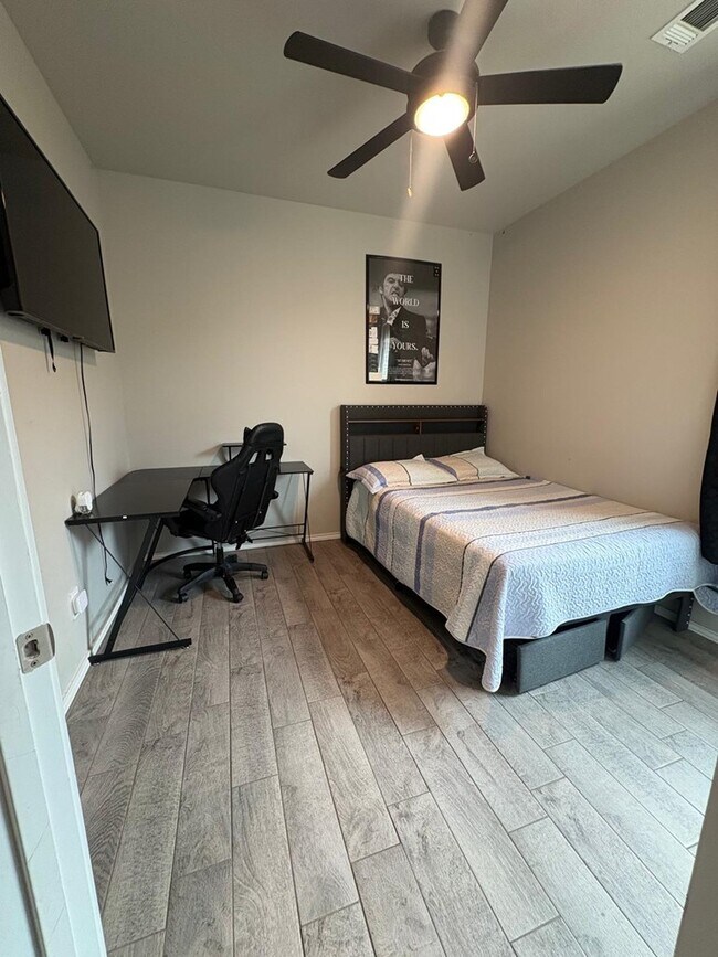 Building Photo - 2027 Ebbets Dr